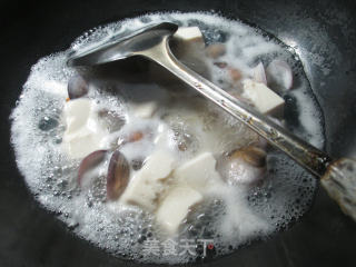 圆蛤豆腐汤的做法步骤：5