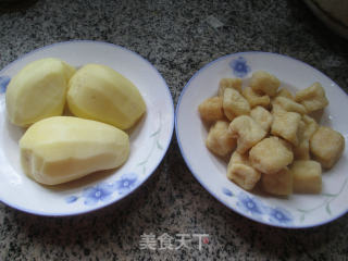 小油豆腐烧土豆的做法步骤：1