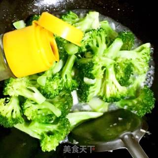 清炒西兰花的做法步骤：8