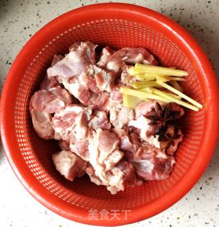红烧牛腩的做法步骤：1