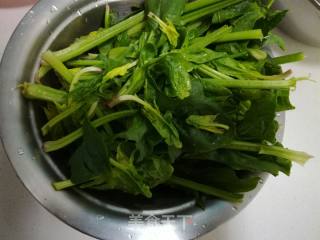 蛋皮菠菜的做法步骤：1