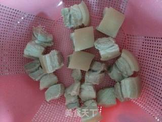 胡萝卜焖五花肉的做法步骤：2