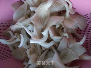 炒蘑菇的做法步骤：1