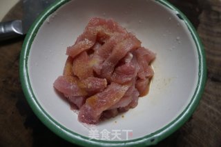 糖醋里脊的做法步骤：1