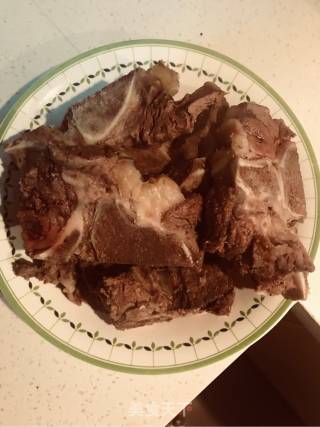 土豆炖脊骨的做法步骤：2
