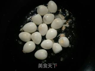 鹌鹑蛋烧香菇的做法步骤：3