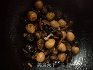 鹌鹑蛋烧香菇的做法步骤：7