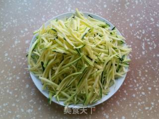 韭菜炒南瓜丝的做法步骤：2