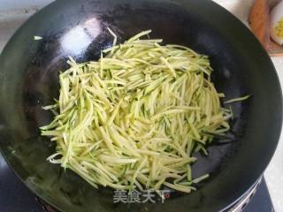 韭菜炒南瓜丝的做法步骤：4