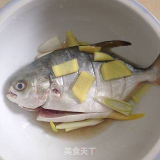 清蒸昌鱼????????的做法步骤：2