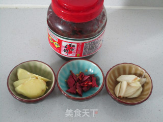 莲藕五花肉香锅的做法步骤：2