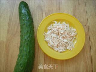 黄瓜炒虾皮的做法步骤：1