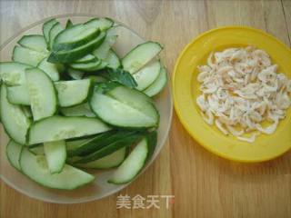 黄瓜炒虾皮的做法步骤：2