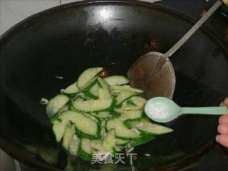 黄瓜炒虾皮的做法步骤：6