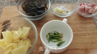 五花肉烧海带土豆片的做法步骤：2