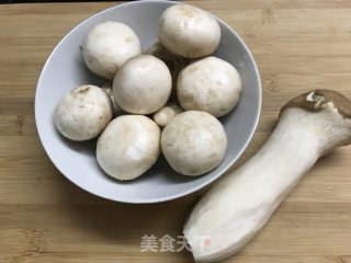 菌茹筒骨煲的做法步骤：3