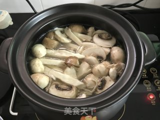菌茹筒骨煲的做法步骤：6