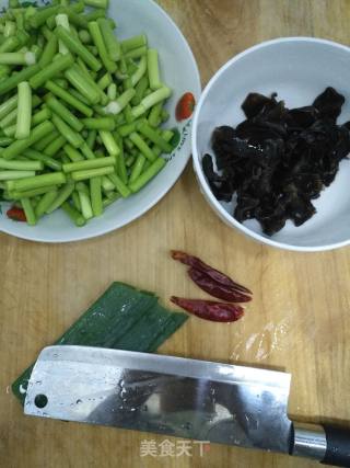 蒜苔炒木耳的做法步骤：1