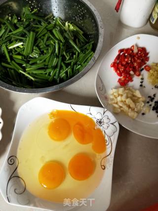 韭菜炒鸡蛋的做法步骤：2
