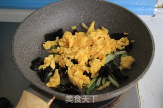 葱香木耳炒鸡蛋的做法步骤：11