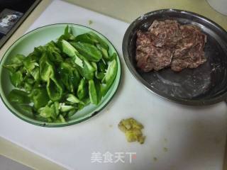 青椒炒牛肉的做法步骤：1