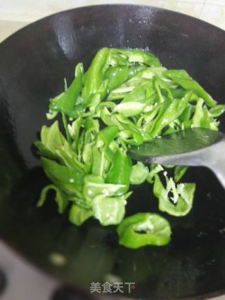 青椒炒牛肉的做法步骤：2
