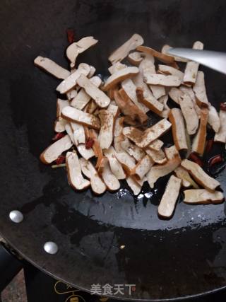 韭菜炒香干的做法步骤：7
