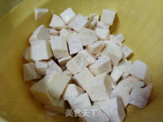 腊肠焖香芋的做法步骤：1