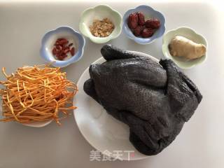 新版一锅出——西洋参虫草乌鸡汤+紫薯桃花馒头的做法步骤：1