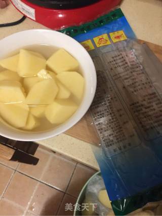 红烧肉炖土豆的做法步骤：1