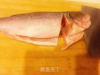 剁椒鲈鱼的做法步骤：1