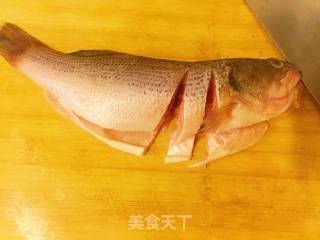 剁椒鲈鱼的做法步骤：2