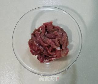 黑椒牛柳炒乌冬面的做法步骤：1