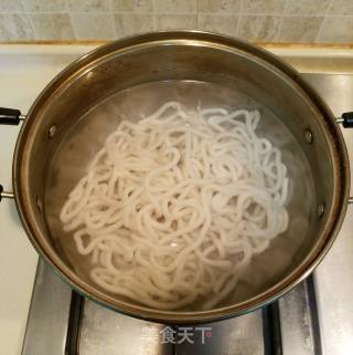 黑椒牛柳炒乌冬面的做法步骤：3