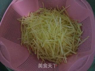 青椒土豆丝的做法步骤：1