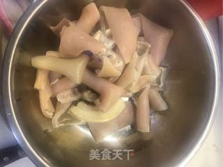 满满的胶原蛋白肉皮冻的做法步骤：1