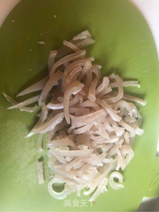 满满的胶原蛋白肉皮冻的做法步骤：3