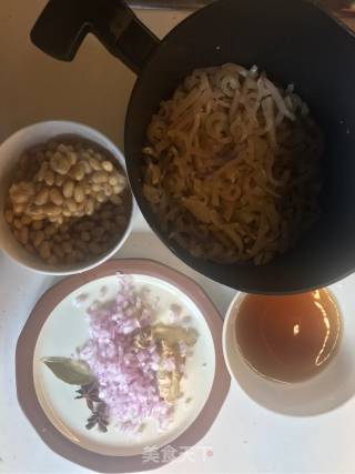 满满的胶原蛋白肉皮冻的做法步骤：4