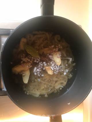 满满的胶原蛋白肉皮冻的做法步骤：5