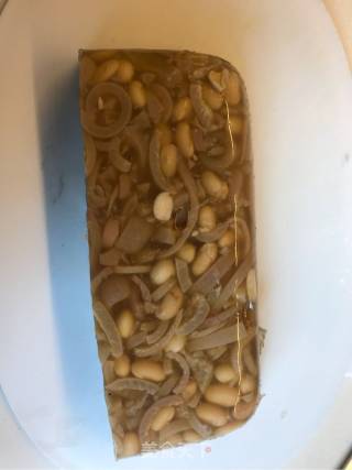 满满的胶原蛋白肉皮冻的做法步骤：7