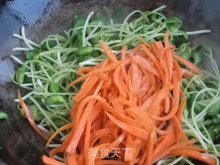 胡萝卜炒黑豆苗的做法步骤：7