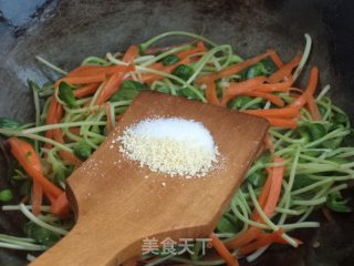 胡萝卜炒黑豆苗的做法步骤：8