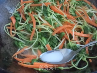 胡萝卜炒黑豆苗的做法步骤：9