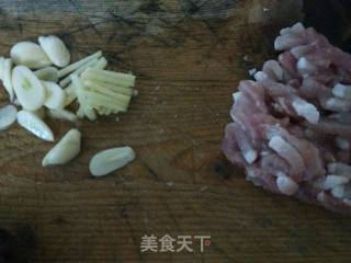茭白炒肉丝的做法步骤：1