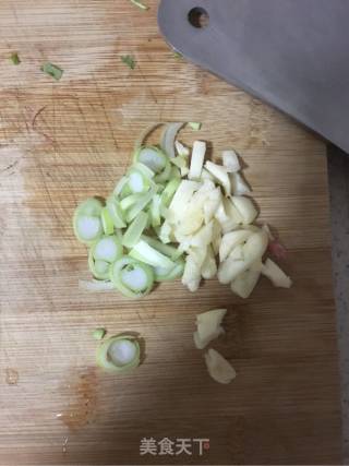 三丝炒河粉的做法步骤：3