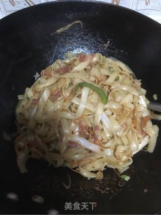 三丝炒河粉的做法步骤：7