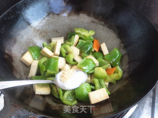 千页豆腐炒青椒的做法步骤：8