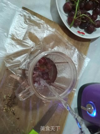 鲜榨提子汁的做法步骤：3