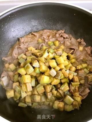 茄丁牛肉焖空心面的做法步骤：5