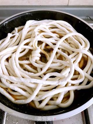 茄丁牛肉焖空心面的做法步骤：7
